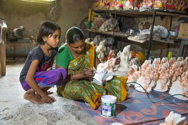 Amravati, Maharashtra - 26 Ağustos 2016: Sanatçı Hindu tanrısı Ganesha 'nın heykelinin son rötuşlarını 26 Ağustos 2016, Maharashtra, Hindistan.