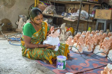 Amravati, Maharashtra - 26 Ağustos 2016: Sanatçı Hindu tanrısı Ganesha 'nın heykelinin son rötuşlarını 26 Ağustos 2016, Maharashtra, Hindistan.