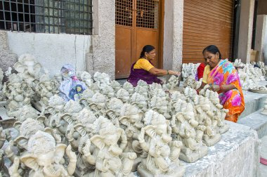 Amravati, Maharashtra - 26 Ağustos 2016: Sanatçı Hindu tanrısı Ganesha 'nın heykelinin son rötuşlarını 26 Ağustos 2016, Maharashtra, Hindistan.