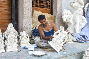 Amravati, Maharashtra - 26 Ağustos 2016: Sanatçı Hindu tanrısı Ganesha 'nın heykelinin son rötuşlarını 26 Ağustos 2016, Maharashtra, Hindistan.