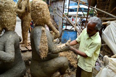 Nagpur, Maharashtra - 3 Ağustos 2014: Sanatçı 3 Ağustos 2014 'te Hindistan' ın Maharashtra kentinde Ganesha-Festivali için bir sanatçı atölyesinde Hindu tanrısı Lord Ganesha 'nın bir putuna son rötuşlarını yaptı..