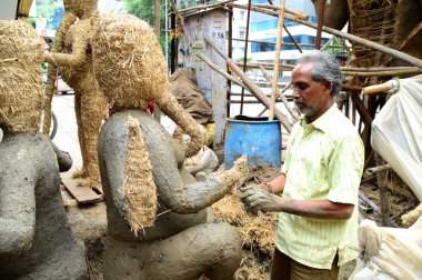 Nagpur, Maharashtra - 3 Ağustos 2014: Sanatçı 3 Ağustos 2014 'te Hindistan' ın Maharashtra kentinde Ganesha-Festivali için bir sanatçı atölyesinde Hindu tanrısı Lord Ganesha 'nın bir putuna son rötuşlarını yaptı..
