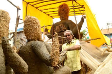 Nagpur, Maharashtra - 3 Ağustos 2014: Sanatçı 3 Ağustos 2014 'te Hindistan' ın Maharashtra kentinde Ganesha-Festivali için bir sanatçı atölyesinde Hindu tanrısı Lord Ganesha 'nın bir putuna son rötuşlarını yaptı..