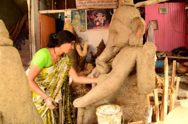 Nagpur, Maharashtra - 3 Ağustos 2014: Sanatçı 3 Ağustos 2014 'te Hindistan' ın Maharashtra kentinde Ganesha-Festivali için bir sanatçı atölyesinde Hindu tanrısı Lord Ganesha 'nın bir putuna son rötuşlarını yaptı..