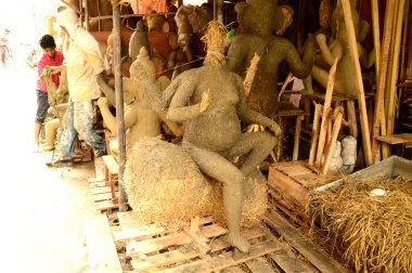 Nagpur, Maharashtra - 3 Ağustos 2014: Sanatçı 3 Ağustos 2014 'te Hindistan' ın Maharashtra kentinde Ganesha-Festivali için bir sanatçı atölyesinde Hindu tanrısı Lord Ganesha 'nın bir putuna son rötuşlarını yaptı..