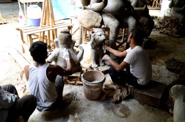 Nagpur, Maharashtra - 3 Ağustos 2014: Sanatçı 3 Ağustos 2014 'te Hindistan' ın Maharashtra kentinde Ganesha-Festivali için bir sanatçı atölyesinde Hindu tanrısı Lord Ganesha 'nın bir putuna son rötuşlarını yaptı..