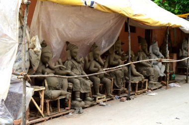 Nagpur, Maharashtra - 3 Ağustos 2014: Sanatçı 3 Ağustos 2014 'te Hindistan' ın Maharashtra kentinde Ganesha-Festivali için bir sanatçı atölyesinde Hindu tanrısı Lord Ganesha 'nın bir putuna son rötuşlarını yaptı..