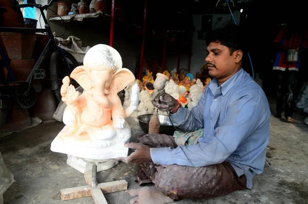 Mumbai, Maharashtra - 24 Ağustos 2014: Sanatçı Hindu tanrısı Ganesha 'nın bir putuna son rötuşları yapıyor. Ganesha festivali için bir atölye çalışması, 24 Ağustos 2014, Maharashtra, Hindistan. — Stok fotoğraf