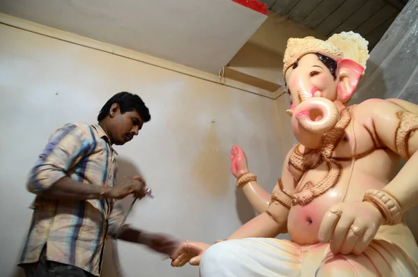 MUMBAI, MAHARASHTRA - 24 DE AGOSTO DE 2014: Artista dá toques finais em um ídolo do deus hindu Lord Ganesha em uma oficina de artista para Ganesha-festival, 24 de agosto de 2014, Maharashtra, Índia . — Fotografia de Stock