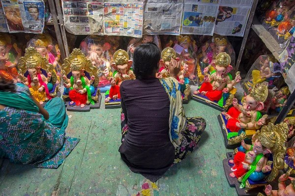 AMRAVATI, MAHARASHTRA - 26 AGOSTO 2016: Artista da toques finales a un ídolo del dios hindú Lord Ganesha en un taller de artista para Ganesha-festival, 26 de agosto de 2016, Maharashtra, India . — Foto de Stock