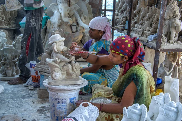 2016 년 8 월 26 일에 확인 함 . amravati, Maharashtra - 8 월 26 일 : artist gives finish touch on an artist god Lord ganesha at an artists workshop for ganesha-festival, 26 August 2016, Maharashtra, India. — 스톡 사진