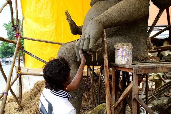 Nagpur, Maharashtra - 3 Αυγούστου 2014: Artist gives finishing touches on an idol of the Hindu god Lord Ganesha at an artist 's workshop for Ganesha-festival, 3 Αυγούστου 2014, Maharashtra, Ινδία. — Φωτογραφία Αρχείου