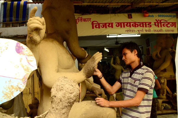 Nagpur, Maharashtra - 8 월 3 일: 예술가는 ganesha-festival 을 위한 아티스트의 워크 샵 에서 ganesha Lord ganesha 의 우상에 마무리 작업을 제공, 2014 년 8 월 3 일 인도 Maharashtra. — 스톡 사진