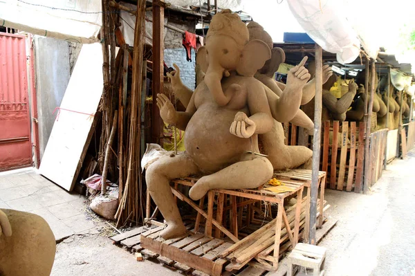 NAGPUR, MAHARASHTRA - 3 AGOSTO 2014: Artista da toques finales a un ídolo del dios hindú Lord Ganesha en un taller de artista para Ganesha-festival, 3 de agosto de 2014, Maharashtra, India . — Foto de Stock