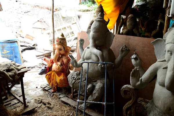 Nagpur, Maharashtra - 3 August 2014：Artist gives final touch to a idol of the Hindu god Lord Ganesha at an artist's workshop for Ganesha-festival, 3 August 2014, Maharashtra, India. — 图库照片