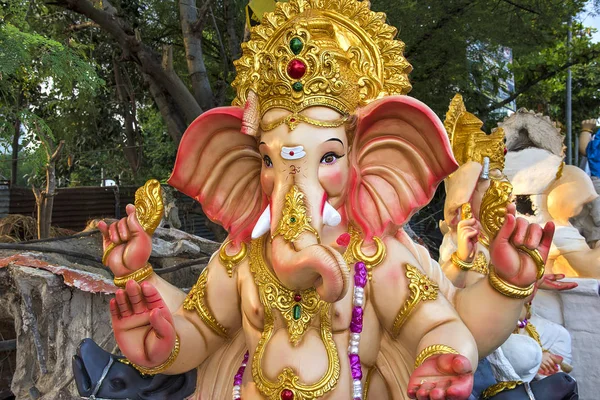 AMRAVATI, MAHARASHTRA - SETEMBRO 4, 2016: Artista fazendo uma estátua e dá toques finais em um ídolo do deus hindu Lord Ganesha em uma oficina de artista para o festival de Ganesha . — Fotografia de Stock