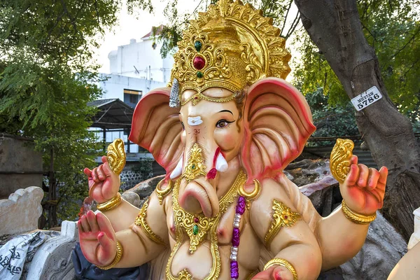 Amravati, maharashtra - 4. September 2016: Künstler baut eine Statue und gibt einem Idol des hinduistischen Gottes Lord Ganesha bei einem Künstler-Workshop zum Ganesha-Festival den letzten Schliff. — Stockfoto