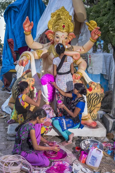 Amravati, Maharashtra - 4 Σεπτεμβρίου 2016: Καλλιτέχνης κάνει ένα άγαλμα και δίνει τελευταίες πινελιές σε ένα είδωλο του Ινδουιστή θεού Lord Ganesha σε εργαστήριο ενός καλλιτέχνη για Ganesha φεστιβάλ. — Φωτογραφία Αρχείου