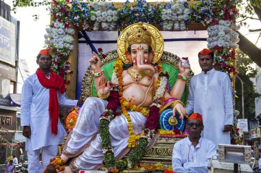 Amravati, Maharashtra, Hindistan - Eylül 05: Ganesh Chaturthi için Ganesh Chaturthi geçit töreni, insanlar 5 Eylül 2016 tarihinde Maharashtra, Hindistan 'da müzik ve davullarla Ganesh Chaturthi' yi kutluyorlar..