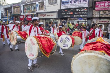 Amravati, Maharashtra, Hindistan - Eylül 05: Ganesh Chaturthi için Ganesh Chaturthi geçit töreni, insanlar 5 Eylül 2016 tarihinde Maharashtra, Hindistan 'da müzik ve davullarla Ganesh Chaturthi' yi kutluyorlar..