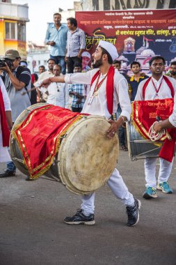 Amravati, Maharashtra, Hindistan - Eylül 05: Ganesh Chaturthi için Ganesh Chaturthi geçit töreni, insanlar 5 Eylül 2016 tarihinde Maharashtra, Hindistan 'da müzik ve davullarla Ganesh Chaturthi' yi kutluyorlar..