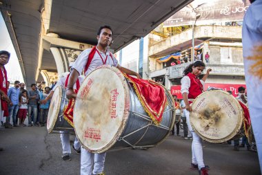 Amravati, Maharashtra, Hindistan - Eylül 05: Ganesh Chaturthi için Ganesh Chaturthi geçit töreni, insanlar 5 Eylül 2016 tarihinde Maharashtra, Hindistan 'da müzik ve davullarla Ganesh Chaturthi' yi kutluyorlar..