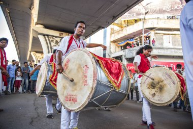 Amravati, Maharashtra, Hindistan - Eylül 05: Ganesh Chaturthi için Ganesh Chaturthi geçit töreni, insanlar 5 Eylül 2016 tarihinde Maharashtra, Hindistan 'da müzik ve davullarla Ganesh Chaturthi' yi kutluyorlar..
