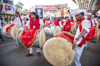 Amravati, Maharashtra, Hindistan - Eylül 05: Ganesh Chaturthi için Ganesh Chaturthi geçit töreni, insanlar 5 Eylül 2016 tarihinde Maharashtra, Hindistan 'da müzik ve davullarla Ganesh Chaturthi' yi kutluyorlar..
