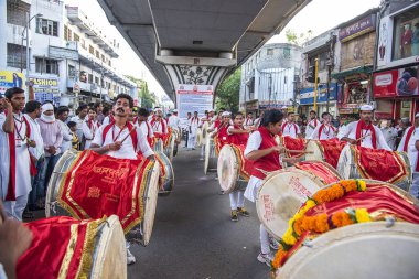 Amravati, Maharashtra, Hindistan - Eylül 05: Ganesh Chaturthi için Ganesh Chaturthi geçit töreni, insanlar 5 Eylül 2016 tarihinde Maharashtra, Hindistan 'da müzik ve davullarla Ganesh Chaturthi' yi kutluyorlar..