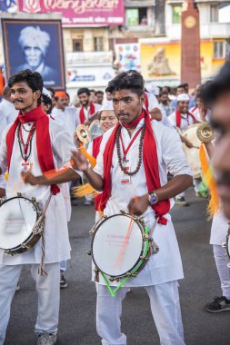 Amravati, Maharashtra, Hindistan - Eylül 05: Ganesh Chaturthi için Ganesh Chaturthi geçit töreni, insanlar 5 Eylül 2016 tarihinde Maharashtra, Hindistan 'da müzik ve davullarla Ganesh Chaturthi' yi kutluyorlar..