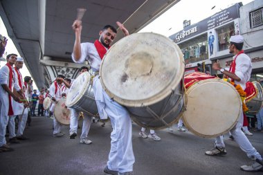 Amravati, Maharashtra, Hindistan - Eylül 05: Ganesh Chaturthi için Ganesh Chaturthi geçit töreni, insanlar 5 Eylül 2016 tarihinde Maharashtra, Hindistan 'da müzik ve davullarla Ganesh Chaturthi' yi kutluyorlar..