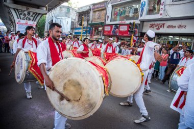 Amravati, Maharashtra, Hindistan - Eylül 05: Ganesh Chaturthi için Ganesh Chaturthi geçit töreni, insanlar 5 Eylül 2016 tarihinde Maharashtra, Hindistan 'da müzik ve davullarla Ganesh Chaturthi' yi kutluyorlar..