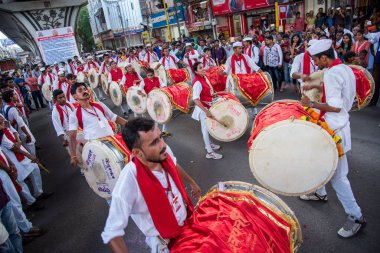 Amravati, Maharashtra, Hindistan - Eylül 05: Ganesh Chaturthi için Ganesh Chaturthi geçit töreni, insanlar 5 Eylül 2016 tarihinde Maharashtra, Hindistan 'da müzik ve davullarla Ganesh Chaturthi' yi kutluyorlar..