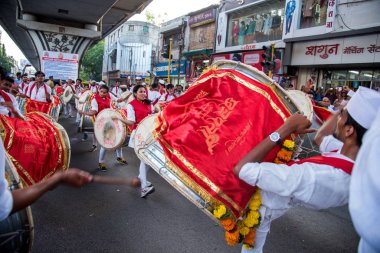 Amravati, Maharashtra, Hindistan - Eylül 05: Ganesh Chaturthi için Ganesh Chaturthi geçit töreni, insanlar 5 Eylül 2016 tarihinde Maharashtra, Hindistan 'da müzik ve davullarla Ganesh Chaturthi' yi kutluyorlar..