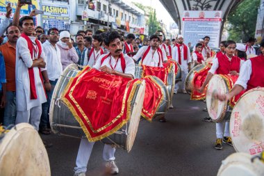 Amravati, Maharashtra, Hindistan - Eylül 05: Ganesh Chaturthi için Ganesh Chaturthi geçit töreni, insanlar 5 Eylül 2016 tarihinde Maharashtra, Hindistan 'da müzik ve davullarla Ganesh Chaturthi' yi kutluyorlar..