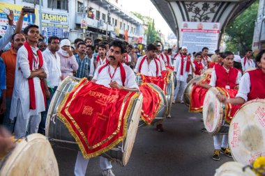 Amravati, Maharashtra, Hindistan - Eylül 05: Ganesh Chaturthi için Ganesh Chaturthi geçit töreni, insanlar 5 Eylül 2016 tarihinde Maharashtra, Hindistan 'da müzik ve davullarla Ganesh Chaturthi' yi kutluyorlar..