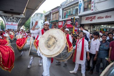 Amravati, Maharashtra, Hindistan - Eylül 05: Ganesh Chaturthi için Ganesh Chaturthi geçit töreni, insanlar 5 Eylül 2016 tarihinde Maharashtra, Hindistan 'da müzik ve davullarla Ganesh Chaturthi' yi kutluyorlar..