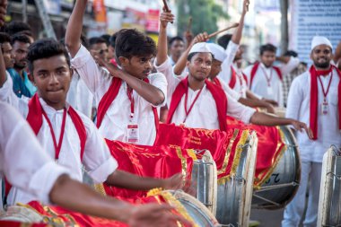 Amravati, Maharashtra, Hindistan - Eylül 05: Ganesh Chaturthi için Ganesh Chaturthi geçit töreni, insanlar 5 Eylül 2016 tarihinde Maharashtra, Hindistan 'da müzik ve davullarla Ganesh Chaturthi' yi kutluyorlar..