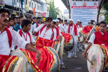 Amravati, Maharashtra, Hindistan - Eylül 05: Ganesh Chaturthi için Ganesh Chaturthi geçit töreni, insanlar 5 Eylül 2016 tarihinde Maharashtra, Hindistan 'da müzik ve davullarla Ganesh Chaturthi' yi kutluyorlar..