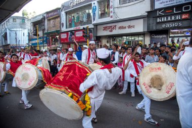 Amravati, Maharashtra, Hindistan - Eylül 05: Ganesh Chaturthi için Ganesh Chaturthi geçit töreni, insanlar 5 Eylül 2016 tarihinde Maharashtra, Hindistan 'da müzik ve davullarla Ganesh Chaturthi' yi kutluyorlar..