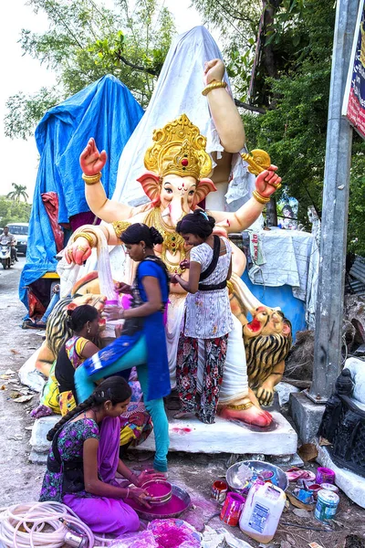 Amravati, Maharashtra - 4 września 2016: Artysta tworzący posąg i kończący prace nad idolem hinduskiego boga Lorda Ganeshy w pracowni artysty na festiwal Ganesha. — Zdjęcie stockowe