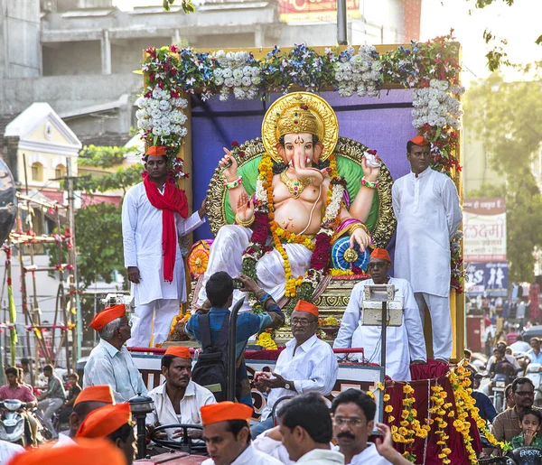 Amravati, Maharashtra, Indie - 05 września: procesja lorda Ganeshy dla Ganesh Chaturthi, ludzi świętujących Ganesh Chaturthi z muzyką i perkusją 05 września 2016 w Maharashtra, Indie. — Zdjęcie stockowe