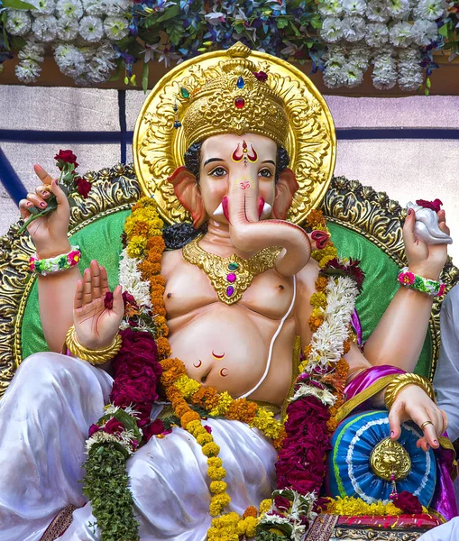 AMRAVATI, MAHARASHTRA, INDIA - 05 DE SEPTIEMBRE: Procesión del Señor Ganesha para Ganesh Chaturthi, gente que celebra Ganesh Chaturthi con música y batería el 05 de septiembre de 2016 en Maharashtra, India . —  Fotos de Stock
