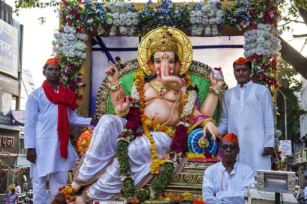 Amravati, Maharashtra, Indie - 05 września: procesja lorda Ganeshy dla Ganesh Chaturthi, ludzi świętujących Ganesh Chaturthi z muzyką i perkusją 05 września 2016 w Maharashtra, Indie. — Zdjęcie stockowe