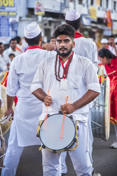 Amravati, maharashtra, india - september 05: lord ganesha prozession für ganesh chaturthi, leute feiern ganesh chaturthi mit musik und trommeln am september 05, 2016 in maharashtra, indien. — Stockfoto