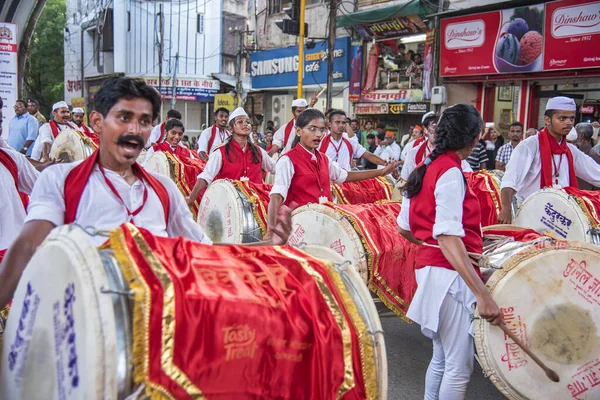 Amravati, Maháráštra, Indie - 5. září: procesí lorda Ganeše Chaturthiho v Ganesha, lidé oslavující Ganeše Chaturthiho hudbou a bicí 5. září 2016 v indické Maháráštra. — Stock fotografie