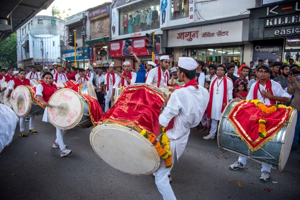 Amravati, Maháráštra, Indie - 5. září: procesí lorda Ganeše Chaturthiho v Ganesha, lidé oslavující Ganeše Chaturthiho hudbou a bicí 5. září 2016 v indické Maháráštra. — Stock fotografie