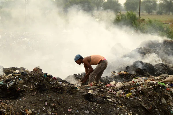 AMRAVATI, MAHARASHTRA, INDIA - 09 DE ABRIL DE 2014: Los recolectores de trapos no identificados buscan material reciclable en la basura. Contaminación atmosférica y terrestre en la India el 09 de abril de 2014, Amravati, India . — Foto de Stock