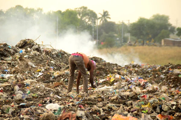 AMRAVATI, MAHARASHTRA, INDIA - 09 DE ABRIL DE 2014: Los recolectores de trapos no identificados buscan material reciclable en la basura. Contaminación atmosférica y terrestre en la India el 09 de abril de 2014, Amravati, India . — Foto de Stock