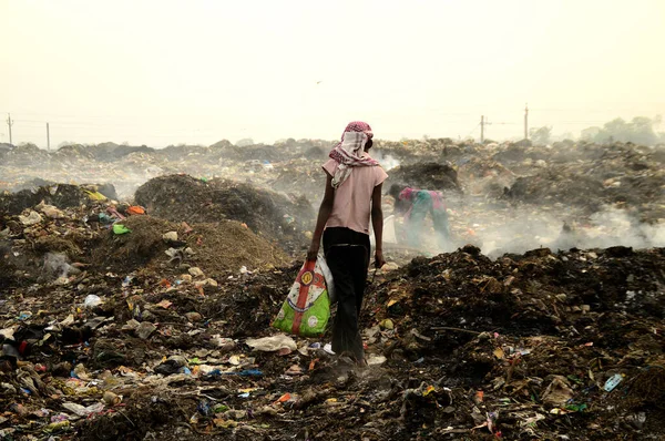 AMRAVATI, MAHARASHTRA, INDIA - 09 DE ABRIL DE 2014: Los recolectores de trapos no identificados buscan material reciclable en la basura. Contaminación atmosférica y terrestre en la India el 09 de abril de 2014, Amravati, India . — Foto de Stock